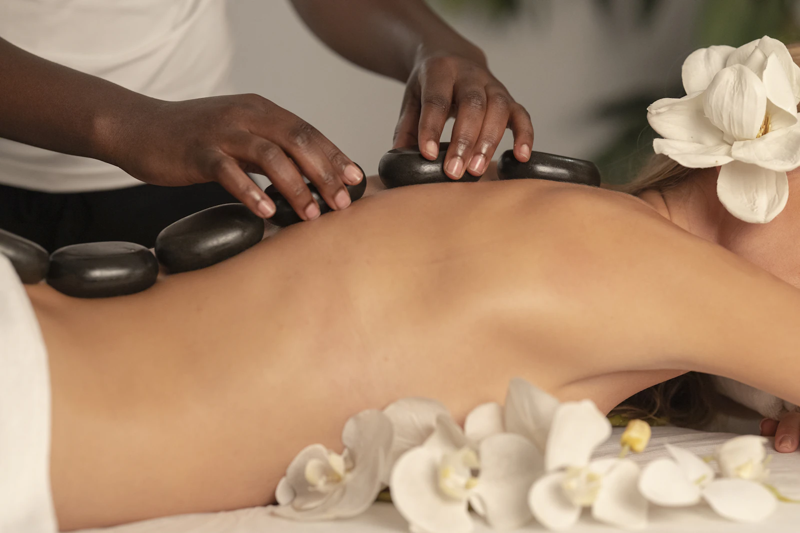 Aroma Massage in Japan: How It's Different From Western Aromatherapy